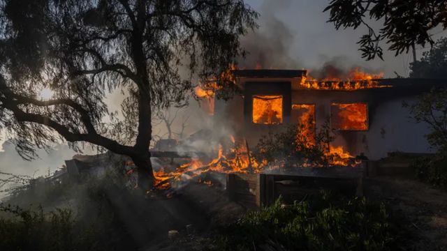 Explosive Wildfire Fueled by Strong Santa Ana Winds Scorches Over 20,000 Acres in Southern California