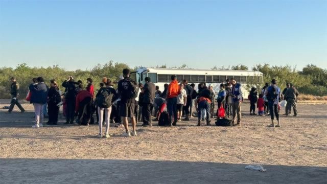 Young Siblings Found With Address Note Amid Large Group of Migrants at Border