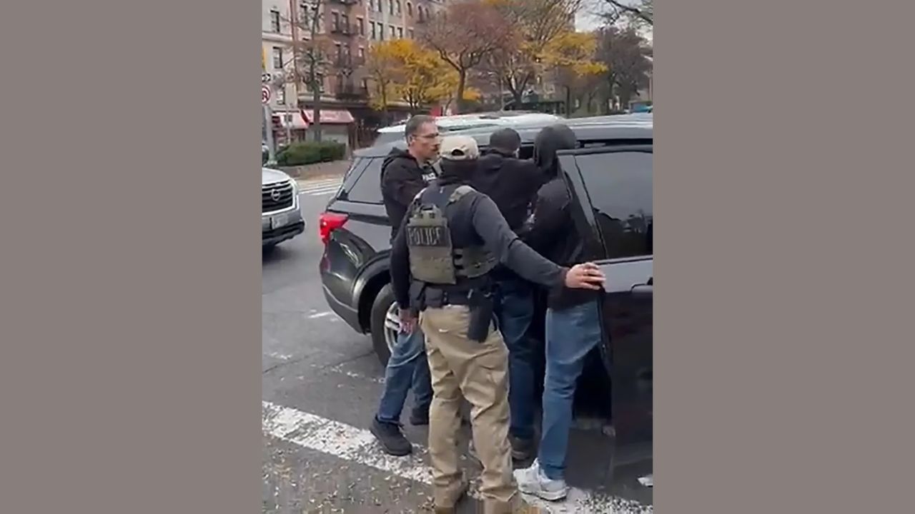Bystanders Film Tense Struggle as Federal Agents Remove Man from Vehicle in NYC
