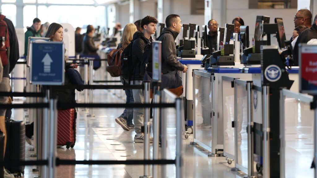 FAA Orders Flight Reductions at 40 Major U.S. Airports Amid Record Government Shutdown (1)
