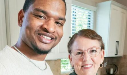 Mesa Woman Celebrates 10th Thanksgiving with Teen from Accidental Text (1)