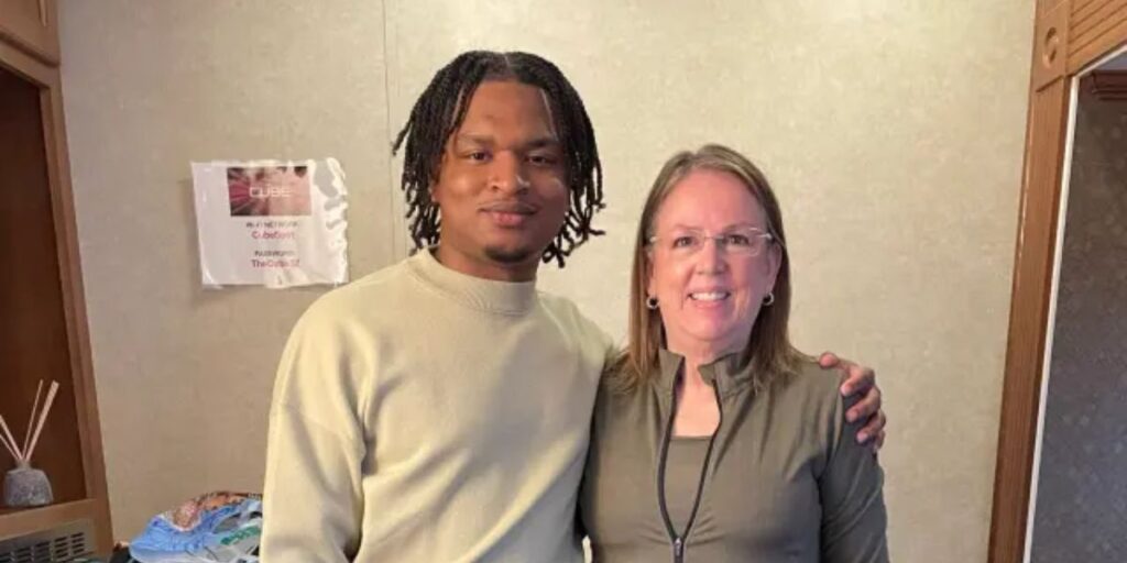 Mesa Woman Celebrates 10th Thanksgiving with Teen from Accidental Text