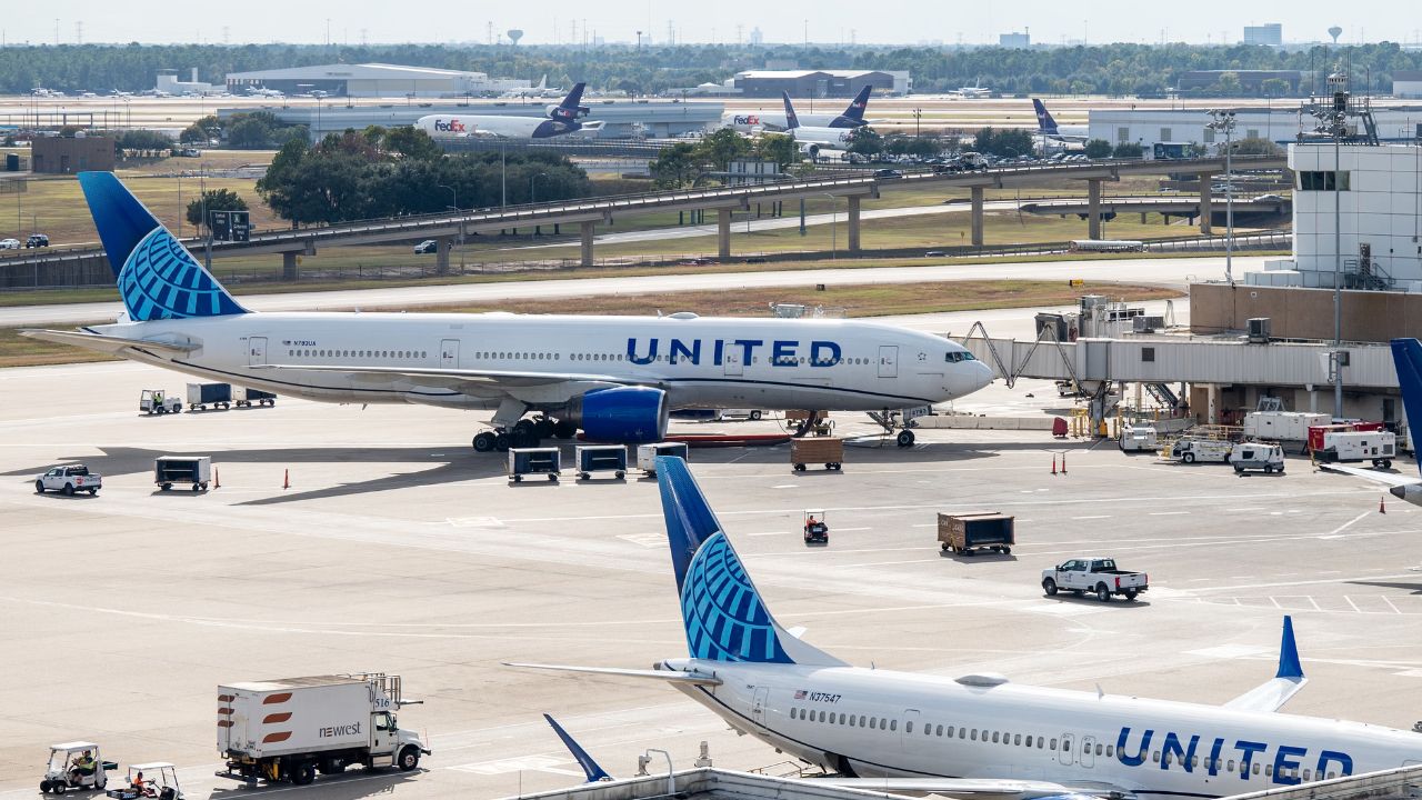 United Flight Makes Emergency Landing in St. Louis After Bomb Threat; Passenger Detained