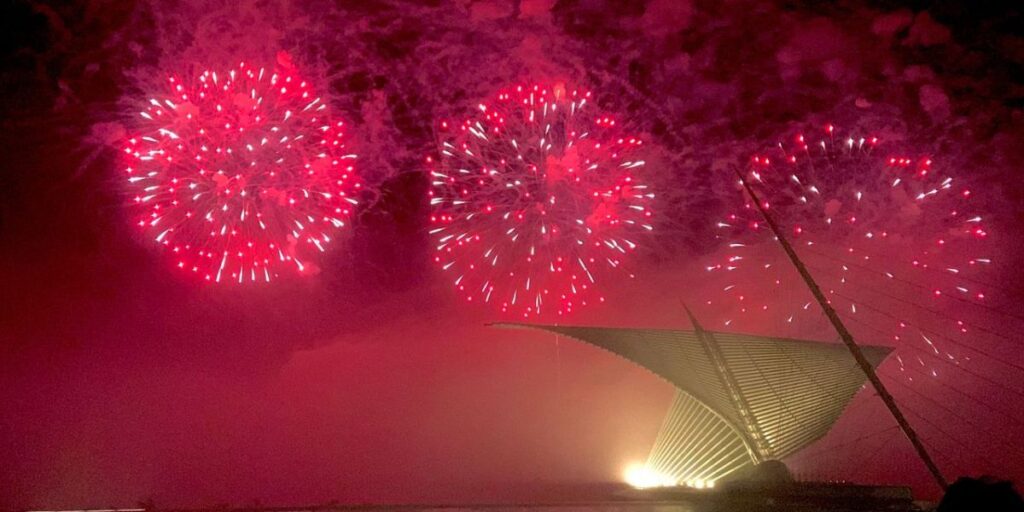 New Year Fireworks Milwaukee 2025 Downtown Show Details, Viewing Areas, and Nearby Events