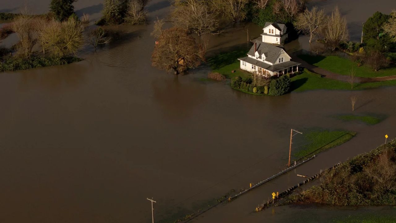 Powerful Atmospheric River Triggers Major Flooding, Evacuations, and Road Closures Across Washington State