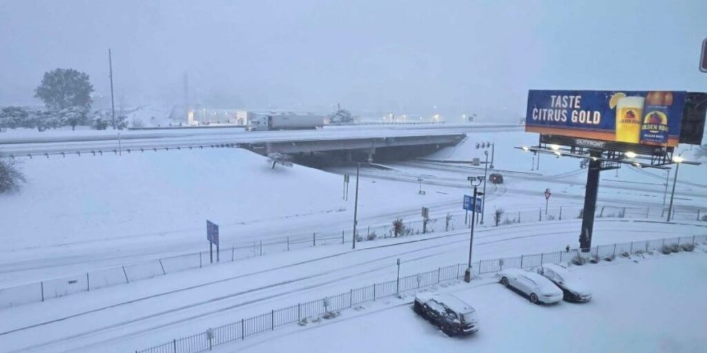 Thanksgiving Travel Chaos Winter Storm Causes Thousands of Flight Delays Across U.S. (1)